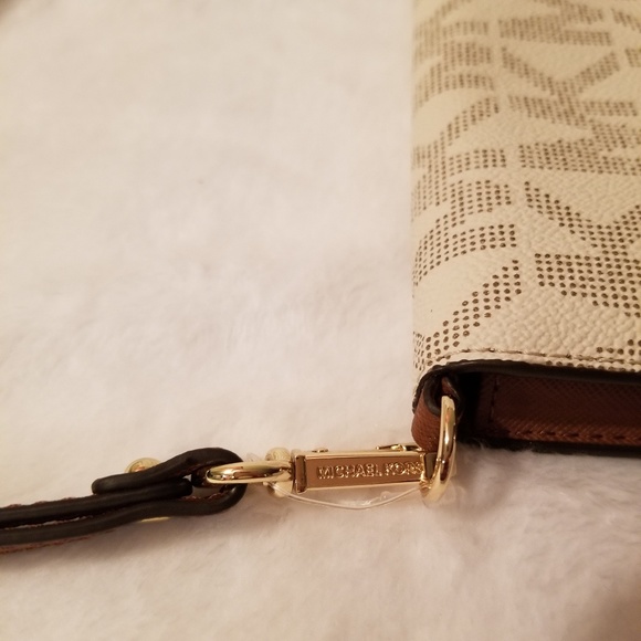 Michael Kors wristlet - Picture 4 of 4
